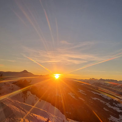 Sonnenaufgang ueber den Bergen  Tirols